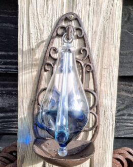 Barometer gietijzer en glas op houten paneel.