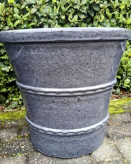 Geglazuurde con ring black 48 cm hoog.