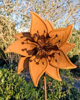 Roest bloem mallow op tuinsteker diameter 28 cm.