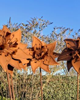 Set van 4 roest bloemen mallow op tuinsteker diameter 28 cm.