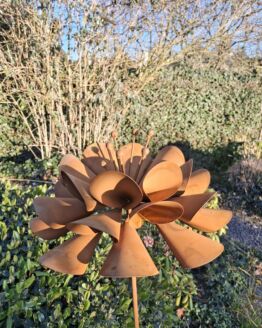 Roest bloem artisjok op tuinsteker diameter 30 cm.