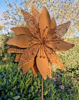 Roest bloem trevor op tuinsteker diameter 40 cm.