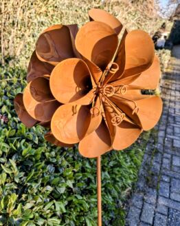 Roest bloem anemoon op tuinsteker diameter 30 cm.