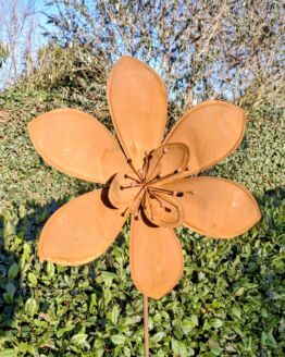 Roest bloem lelie op tuinsteker diameter 35 cm.