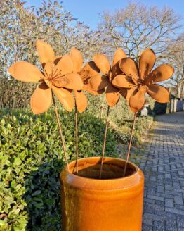 Set van 4 roest bloemen lelie op tuinsteker diameter 35 cm.