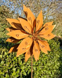Roest bloem zinnia op tuinsteker diameter 45 cm.