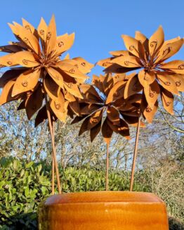Set van 4 roest bloemen zinnia op tuinsteker diameter 45 cm.