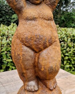 Gietijzeren staande dikke dame.