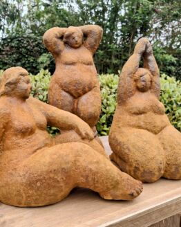 Set van drie gietijzeren dikke dames.