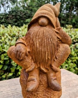 Gietijzeren kabouter.