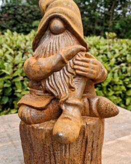 Gietijzeren kabouter.