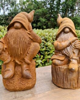 Set gietijzeren kabouters.