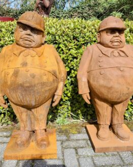 Grote zware gietijzeren beelden tweedledum en tweedledee.