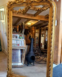 Zeer grote spiegel barok goud kleur.