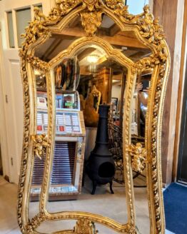 Zeer grote spiegel barok goud kleur.