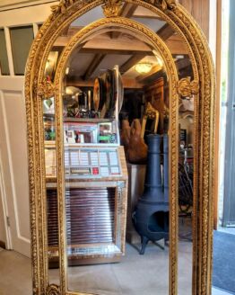 Zeer grote spiegel barok goud kleur.